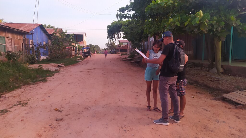 Amazonia Ulusal Kültürlerarası Üniversitesi ve OpenStreetMap Peru'dan öğrenciler bir saha çalışması yürütüyor.